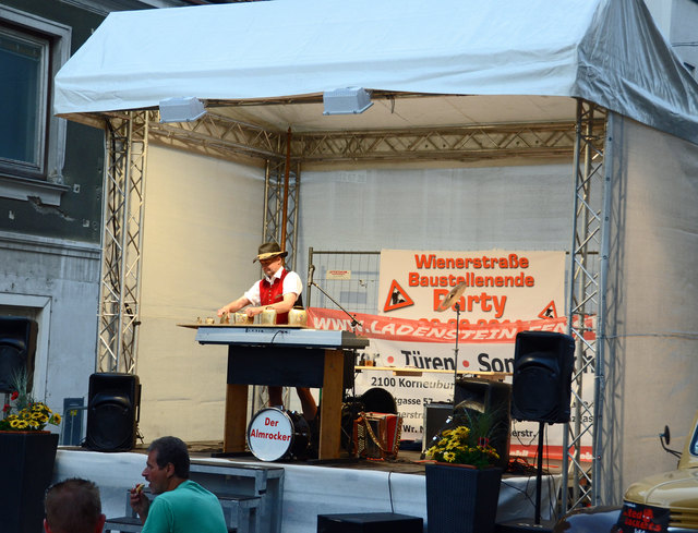 Baustellenparty in der Wiener Straße bei der langen Einkaufsnacht in Korneuburg