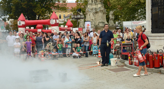 Feuerlöschen konnte man auch selbst ausprobieren bei der langen Einkaufsnacht in Korneuburg