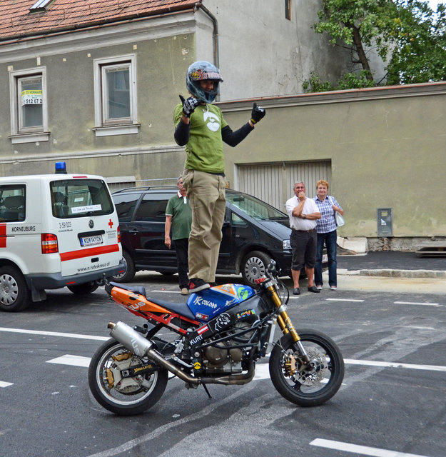 Waghalsige Motorradvorführungen im Rahmen der langen Einkaufsnacht in der Wiener Straße in Korneuburg