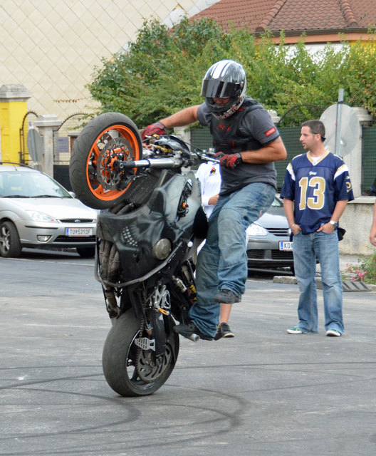 Waghalsige Motorradvorführungen im Rahmen der langen Einkaufsnacht in der Wiener Straße in Korneuburg