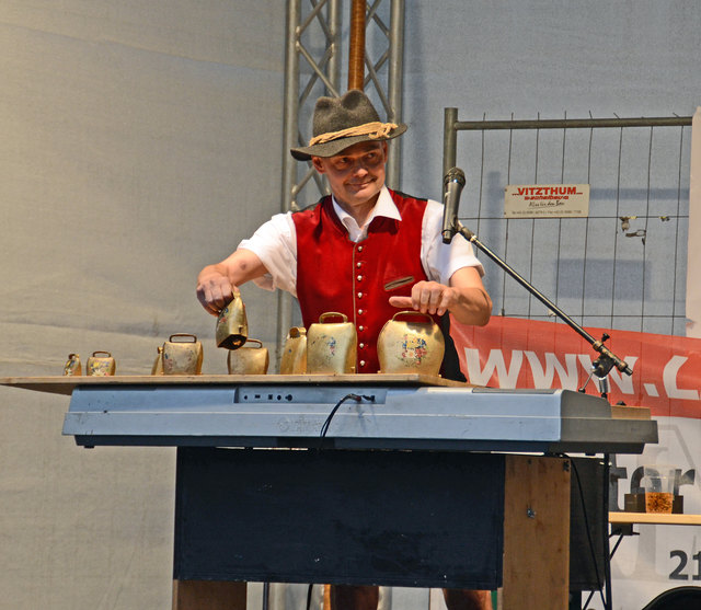 Baustellenparty in der Wiener Straße bei der langen Einkaufsnacht in Korneuburg (der Almrocker spielt auf)