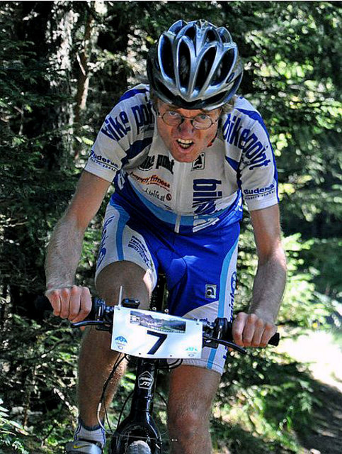 Der letztjährige Sieger bei den Herren und Lokalmatador aus Sistrans Richard Obendorfer (ARBÖ RC Bike Point Innsbruck). Foto(c) Skamen
