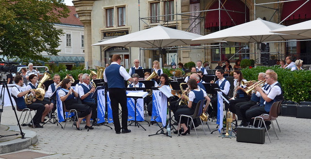 Die Musikkapelle Bisamberg bei der langen Einkaufsnacht in Korneuburg