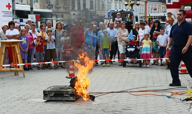 Feuerlöschen konnte man auch selbst ausprobieren bei der langen Einkaufsnacht in Korneuburg
