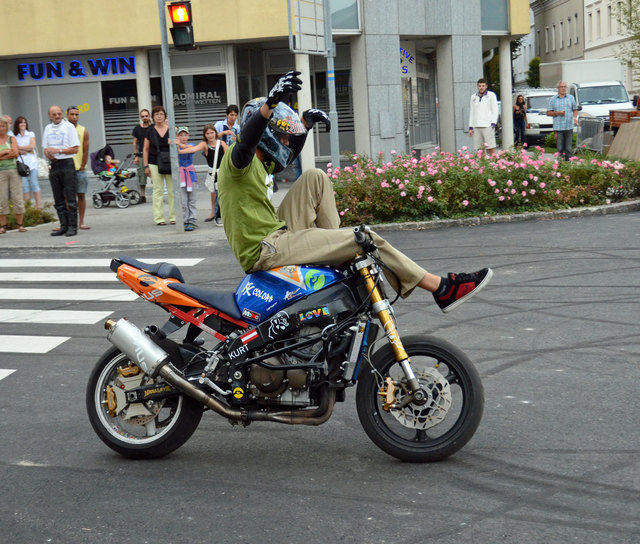 Waghalsige Motorradvorführungen im Rahmen der langen Einkaufsnacht in der Wiener Straße in Korneuburg