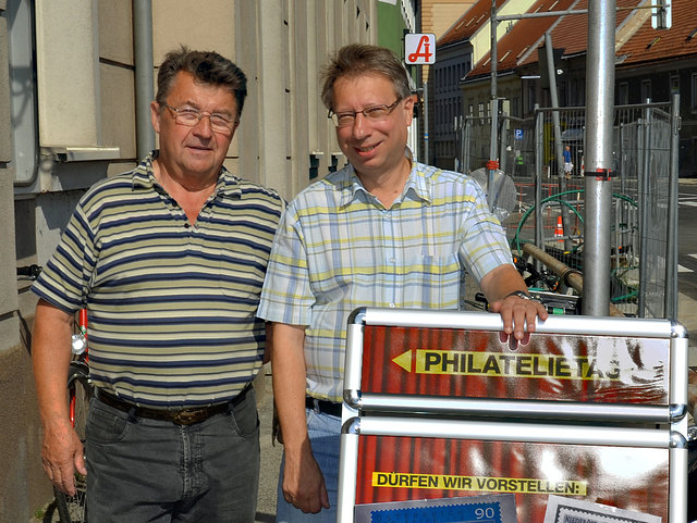 Erhard Wiedl (Obmann des Briefmarkensammlervereins Korneuburg) und Kurt Broneder (Obmann Schachverein Korneuburg) freuen sich über die gemeinsamen Aktivitäten beim 12. Großtauschtag