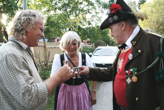Manfred Mohn, Maria Steiner und Hauptmann Billy Reiter stoßen mit einem echten Tiroler Schnapsl an.
