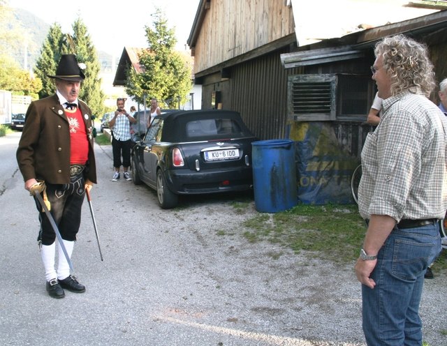 Hauptmann Billy Reiter bei d. Meldung an das Geburtstagskind.