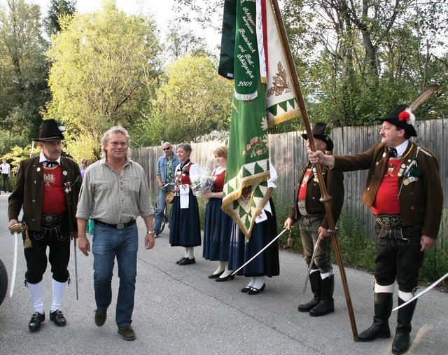 Manfred Mohn schreitet die Ehrenformation ab.
