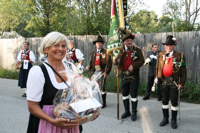 Maria Steiner mit einem Geschenkskorb.