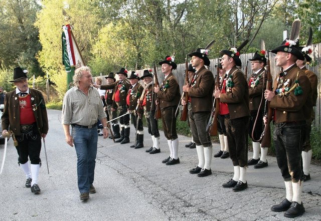 Manfred Mohn schreitet die Ehrenformation ab.