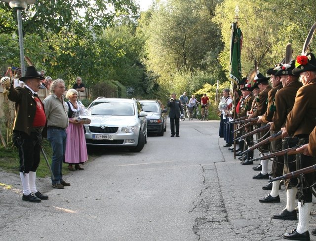 Manfred Mohn (li. Mitte) vor dem Ehrensalut.