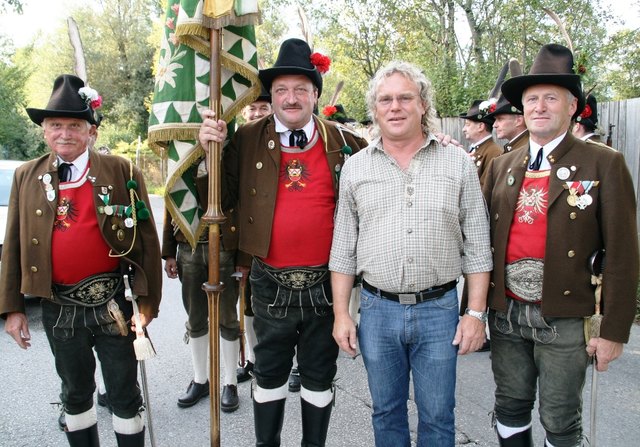 Schützenkameraden bei der Gratulation.