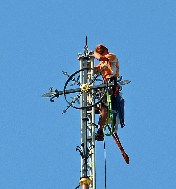 Montage des Kirchturmkreuzes in Korneuburg