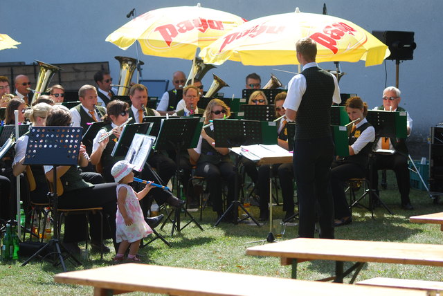 Der Musikverein Müllendorf spendierte den Ohrenschmaus zum heutigen Pfarrfest in Müllendorf; mit großartiger Unterstützung von einer kleinen Lady.