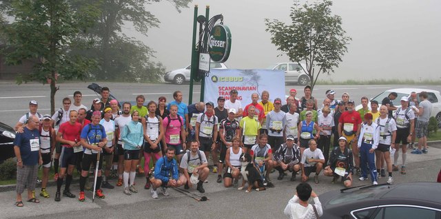 60 "Verrückte" aus der Berglaufszene nahmen den Abenteuerlauf über den Hochschwab vor dem mit einer Haube dekorierten Hotel-Restaurant Seeberghof in Seewiesen in Angriff.