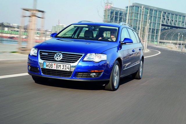 Der VW Passat BlueMotion begnügt sich im Durchschnitt mit 5,1 Litern Diesel auf 100 km. Damit bringt er es auf eine Reichweite von bis zu 1370 km. | Foto: Volkswagen