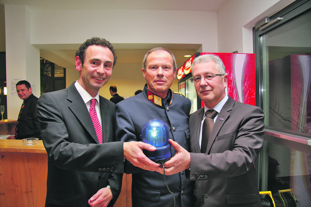 Oberst Josef Bodner (Mi.) mit BH Michael Berger (li.) und Oberst Walter Pupp – halten das Blaulicht hoch. | Foto: Archiv