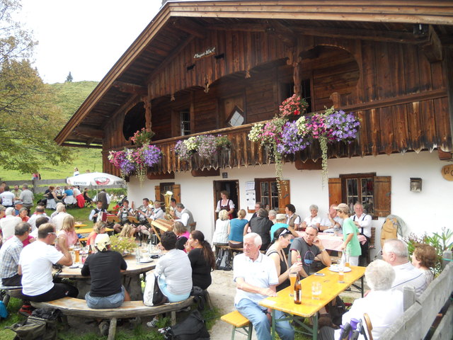 Bei der in Erpfendorf zum ersten Mal durchgeführten Almwanderung kamen alle Musik- und Bergfreunde auf der Angerlalm und auf der Huberalm voll auf ihre Kosten