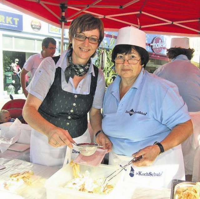 Köstlichkeiten wurden u.a. von Magdalena Siegl (l.) und Maria Fruhmann zubereitet.