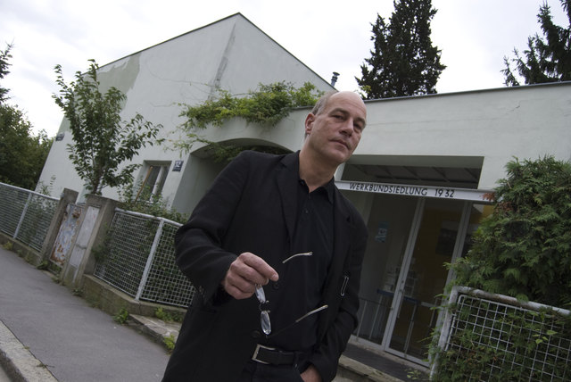 Experte Karl Langer, hier vor dem Josef-Frank-Haus, will die Siedlung Besuchern zugänglich machen.