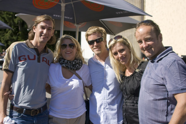 Auch Johann Graf, Barbara Stanzel, Seppi Sigl und Daniela und Peter Huber halfen bei der Ernte mit.