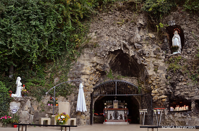 Nachbildung der Grotte von Massabielle in Lourdes wo Bernadette Soubirous 16 mal Marienerscheinungen erlebte.