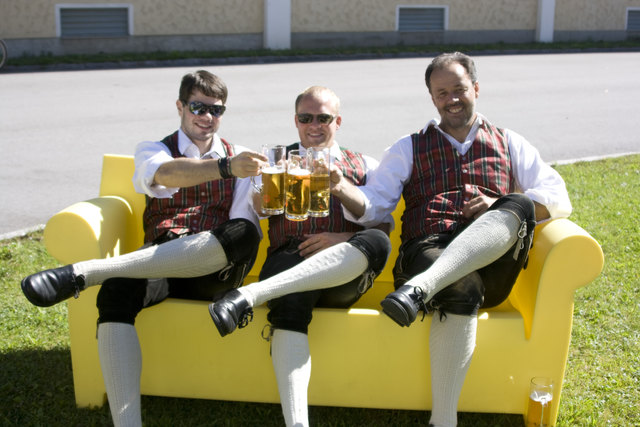 Auch die Musikanten Markus Lechner, Ralph Kalteis und Toni Mayr genossen ihre Spielpausen bei einem kühlen Bier.