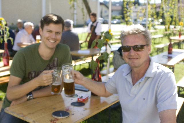 Am Vortag noch beim Bierseminar und jetzt schon als Erntehelfer unter Vertrag: Manuel Haider und Gerhard Zechmeister aus Oberösterreich.