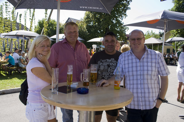 Evelyn Triebl, Bgm. Simon Wallner, Markus Triebl und Vize Bernhard Seidl unterstützten tatkräftig.