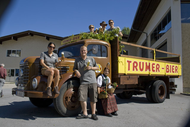 Das Team der Trumer Brauerei: Karima Razem, Niko Sigl, Seppi Sigl, Axel Kiesbye, René Pfatschbacher und Marketenderin Carina Scharber.