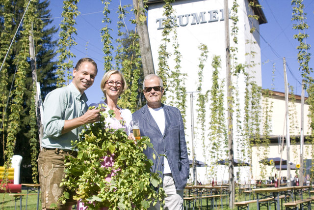 Braumeister Axel Kiesbye und Heidrun und Josef Sigl freuen sich über ein gelungenes Fest.