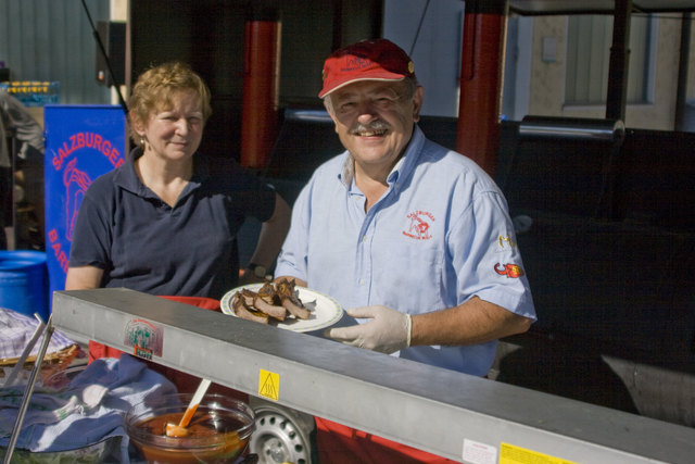 Köstliche Ripperl und Bulls Burger gab es bei Steffi Wiedemayr und Josef Gradl von den Barbecue Bulls.