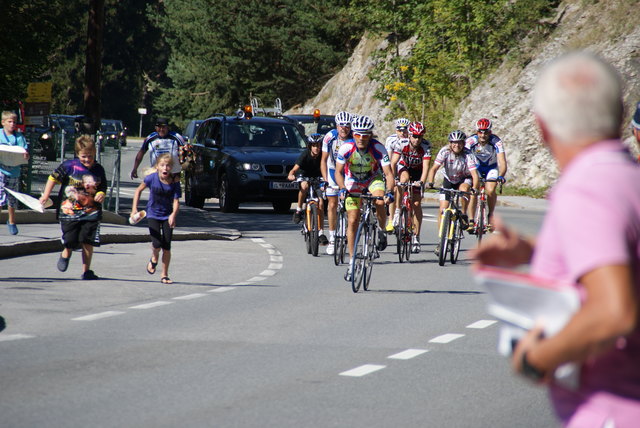 Die letzten Meter sprintet Mader im Beisein von Radsportkollegen und Familie durchs Ziel! Rechts feuert Karl Heinig den Extremradler an.