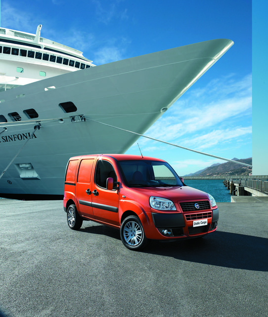 Der Fiat Doblò Cargo mit einer Motorhaube mit Sicken in V-Form, charakteristischem Kühlergrill mit Fortsetzung im neugestalteten Stoßfänger (mit optionalen Nebelscheinwerfern im unteren Bereich) und modern gestylten Doppel Parabol-Scheinwerfern mit integrierten Blinkern. | Foto: Fiat