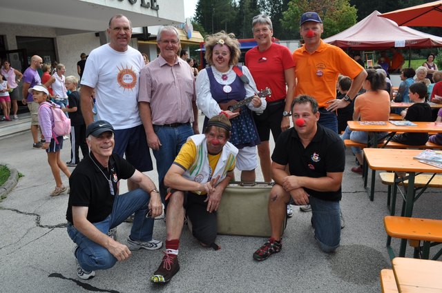 LHStv. Peter Kaiser nahm am Rote-Nasen-Lauf der Gesundene Gemeinde Gnesau teil. Am Foto mit u.a. BgM. Franz Mitter (l.), seinem Reichenauer Amtskollegen Karl Lessiak, Clown-Doktoren und Helfern.