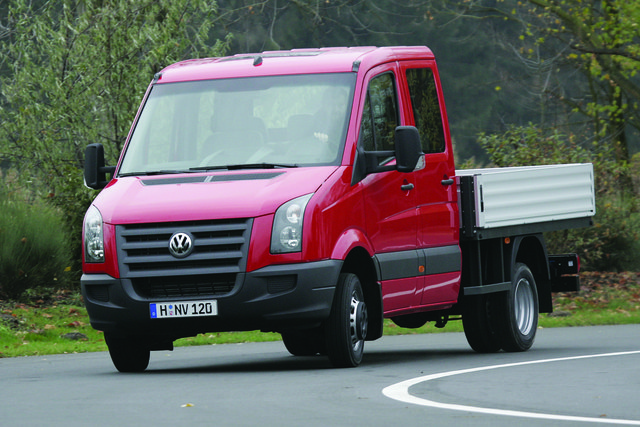 Der VW Crafter ist mit seinem ausgeprägten V-förmigen Kühlergrill, in den vier Querstäbe eingelassen sind und den großen, senkrecht angeordneten Doppelscheinwerfer eine markante Erscheinung unter den Transportern. | Foto: Volkswagen