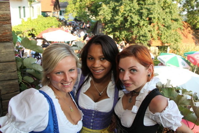 Die drei schönsten Dirndln im Dirndl: Verena Klöckl, Evianna Rodriguez und Corinna Müller.