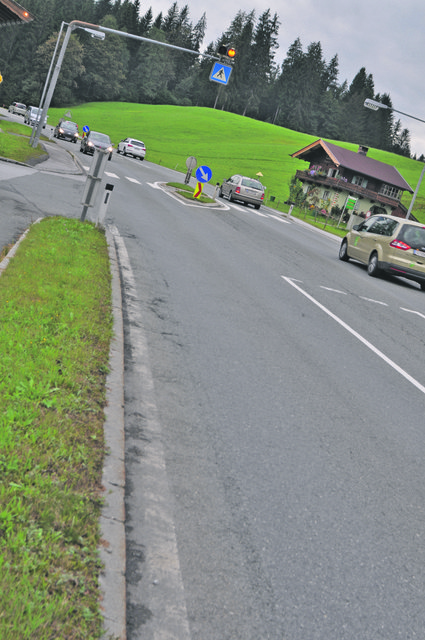 Im Bereich des Reischerwirts in Going wird die Asphaltdecke saniert