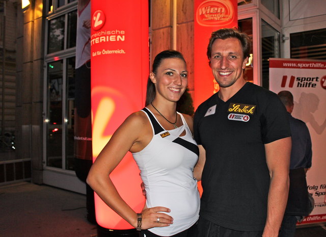 Das Laufen ist nicht ganz ihr Element: Schwimmerin Mirna Jukic und Kollege Maxim Podoprigora.