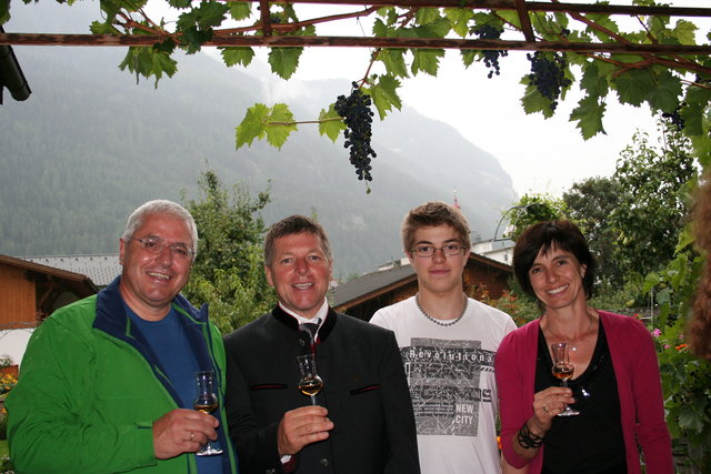 Brenn Punkten v.l.n.r. Bürgermeister Dipl. Päd. Gerhard Witting, Peter , Lorenz & Marlies Gspan | Foto: Foto: Tiroler Edelbrandsommeliers�