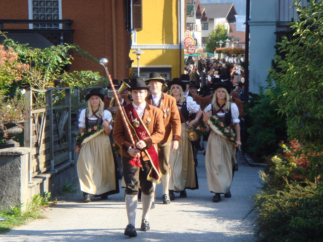 Die Musikkapelle Kuchl marschiert zum Frühschoppengelände. | Foto: Veranstalter
