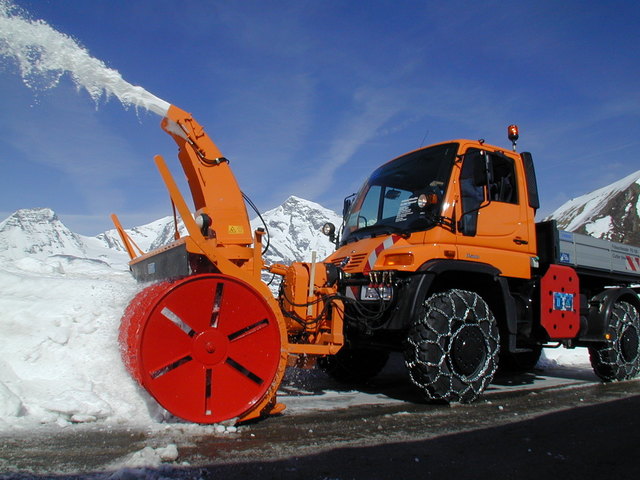 Der Unimog U 500 ist für den Schneeräumeinsatz prädestiniert. Durch die hohe zulässige Vorachsenlast und die stark belastbare Frontzapfwelle ist der Einsatz von rund 1,5 t schweren Schneefräsen kein Problem. | Foto: Künstner