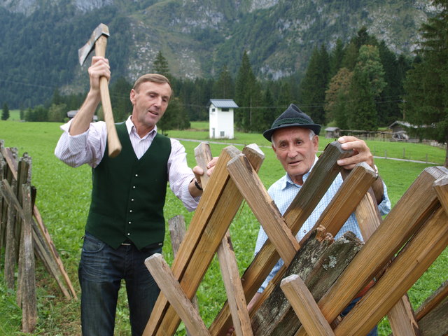 Fototext: ToniRussegger_WolfgangPraniess:
Toni Russegger und Wolfgang Praniess präsentieren im Rahmen des Bauernherbstfestes das Handwerk um den Lammertaler Steckenzaun. | Foto: Angelika Rußegger