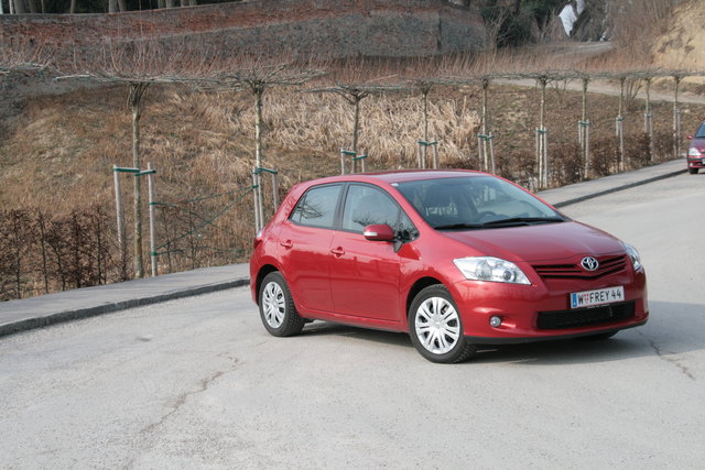 Der Toyota Auris zeigt sich mit kontuierter Motorhaube und spitz zulaufenden Scheinwerfern betont sportlich. Im Innenraum überzeugen ein übersichtlich gestaltetes Cockpit und guter Sitzkomfort. | Foto: Löscher