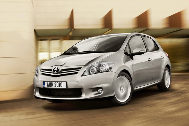 Der in Wagenfarbe lackierte Kühlergrill des Toytoa Auris zeigt die Verwandtschaft zu Verso und Avensis. Durch den breiten unteren Lufteinlass, den großen Stoßfänger und die weit nach außen versetzten Nebelscheinwerfer wirkt die Front dynamisch und sportlich. | Foto: Toyota