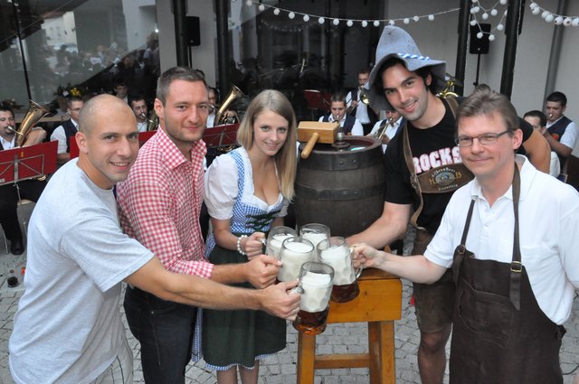 Obmann Andy Gschiel, Vzbgm. Michael Ulrich, Veronika Plöckinger (Freundin von Center-Spieler und Schatzmeister Lukas Hrdlicka), Obmann-Stvtr. Michael Mach, Vzbgm. Helmut Marban