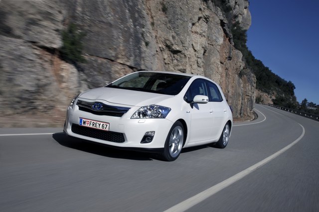 Der Toyota Auris Hybrid wirkt mit seiner kraftvoll kontuierten Motorhaube und den großen, schwungvoll gezeichneten Stoßfänger dynamisch und sportlich. Der in Wagenfarbe lackierte Kühlergrill zeigt die Verwandtschaft zu den Schwestermodellen Verso und Avensis. | Foto: Toyota