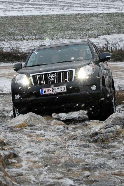 Der Toyota Land Cruiser 300 wurde für harte Geländeeinsätze konzipiert und bietet zugleich ausgezeichnete Fahreigenschaften auf befestigten Straßen. | Foto: Toyota