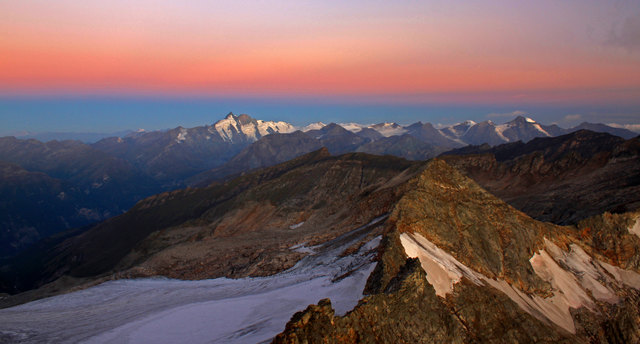 Diesen Sonnenaufgang durften wir erleben, als wir am Vortag eine größere Bergtour vom Hochtor bis zum Sonnblick unternahmen! Auf dieser Strecke waren  "7"Dreitausender, die wir über einen Felsengrat mit Kletterpassagen und Gletscherüberquerungen bestiegen haben!